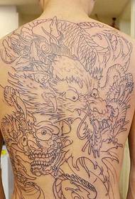 Ang simpleng dragon at ang Prajna tattoo na sumasakop sa buong likod