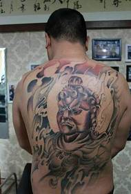 Homem forte, coberto com tatuagem de totem bonito