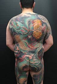 красочный рисунок татуировки дракона, покрывающий всю спину