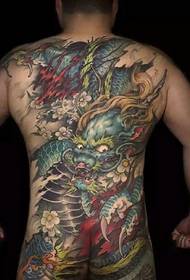 Plné nádherných barevných tetování velkých draků