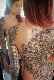 Gėlių rankos tatuiruotė gražus pilnas nugaros dekoratyvinės mandalos gėlių tatuiruotės paveikslėlis