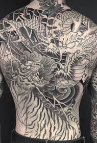 Maza cikakken baya dragon da Tiger yaƙi tattoo tsarin