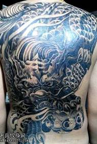 Черная татуировка с единорогом на спине