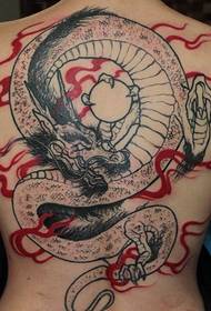 Nainen etsii komea punainen liekki musta harmaa lohikäärme tatuointi kuva