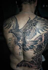 Le immagini del tatuaggio dell'aquila in bianco e nero con la schiena piena sono particolarmente prepotenti