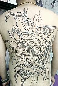 Il modello del tatuaggio del calamaro della linea della schiena piena sta per essere completato