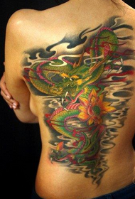 Hermoso tatuaje clásico de la espalda del tatuaje del dragón