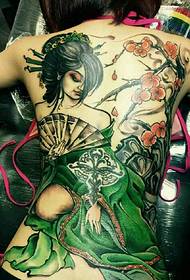 Pieno di tentazione, pieno di bellezza antica e tatuaggio di prugne