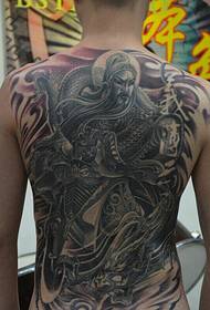 Nortasuna Guan Gong tatuajeak bizkarrean zehar