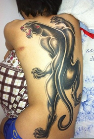 Spate masculin cu tatuaj de leopard spate negru