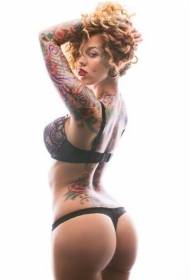 Braccio di bellezza prepotente europeo e americano e disegno del tatuaggio sul retro dipinto
