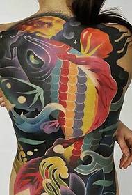 Muito atraente, cheio de tatuagens de lulas coloridas