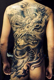Modello tatuaggio drago schiena piena