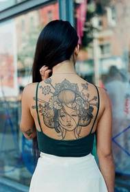 Beau tatouage de geisha sur le dos de la femme
