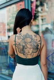 Bellissimo tatuaggio geisha sul dorso femminile