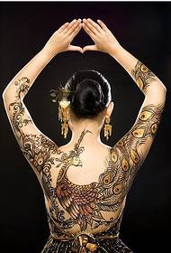 ຜູ້ຍິງສ່ວນບຸກຄົນເຕັມໄປດ້ວຍ tattoo peacock ທີ່ສວຍງາມ