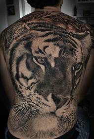 Badirudi ez dela gogorra, tigre tatuajez betea.