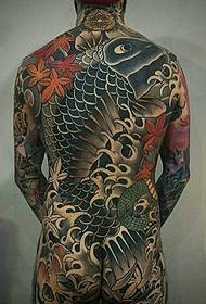 Una gran imatge del tatuatge de calamar que cobreix tota la part posterior