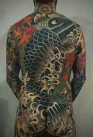 전체를 덮고있는 큰 오징어 문신 그림