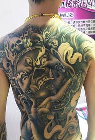 Meget hård klassisk tatoveringsmønster i fuld ryg