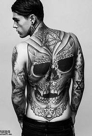 Patrón de tatuaje completo en la espalda