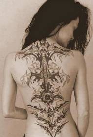 Насложен модел на татуировка на гърба на красива жена