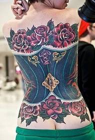 Beau tatouage de gilet sur le dos de la femme