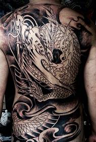 Faire un homme fou, plein de beaux tatouages de dragon diabolique