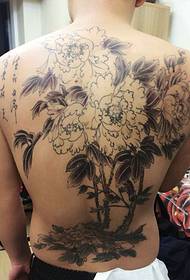 Laki-laki melihat kembali tato bunga peony tinta