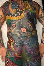 Η πλάτη καλύπτεται με πολύχρωμα μεγάλα τατουάζ prajna