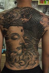 Plný zadní Buddhovy hlavy a dračí tetování