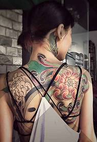 Hipster-meisie vol kleure tatoeëringstatoe - 723 @ 6 beelde om ultra-komplekse kleurtatoeëring van nek tot knie te interpreteer