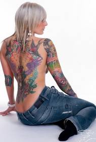 Dažytos kregždės tatuiruotės paveikslėlis, skraidantis ant gražios moters nugaros