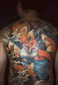 Pria kepribadian pola rubah tato penuh warna