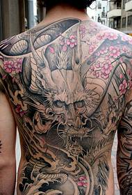 Pieno di prepotente tatuaggio del drago malvagio