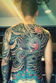 Поўны колер вялікага злога дракона ў выглядзе татуіроўкі яркіх вачэй