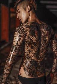 Descolados elegantes, com tatuagens bonitas nas costas