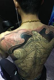 Bala halvferdig tatoveringsmønster på baksiden