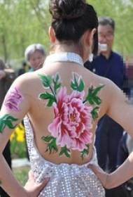 Scolastica piena di stampe tatuate di tatuaggi fiurali di fiori di gradiente