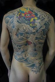 Pieno di vivido modello di tatuaggio drago incrinato pietra