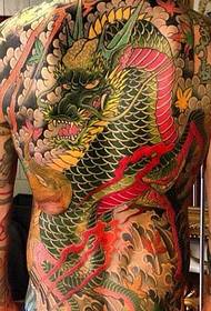 Cheo de coloridos e coloridos tatuajes de dragón