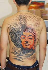 Un patró de tatuatge de Buda daurat al darrere