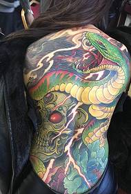 Fed pige med et slangefarvet tatoveringsmønster