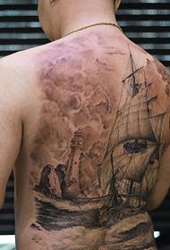 Modeli i tatuazheve me vela të mëdha me vela që mbulojnë të gjithë pjesën e pasme