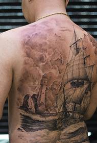 Malaking pattern ng tattoo ng boatboat na sumasakop sa buong likod