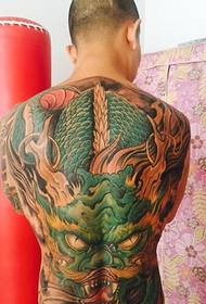 Barevný vzor velkého draka tetování plný mocného dominancie