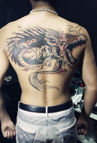 Повна спина татуювання злого дракона