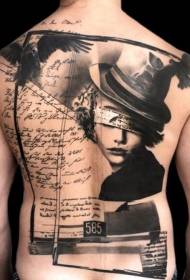 Bagsideportræt af underlige tatoveringer af kvindelige og krage bogstaver