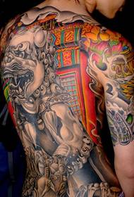 Farverige løve tatoveringsmønster