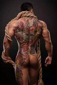 Padrão de tatuagem de totem grande de homem musculoso